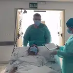 Un paciente de covid-19 sale de la UCI en el Hospital La Inmaculada (Almería) y entrega una placa a los sanitariosAGSN06/05/2020