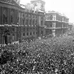Una multitud saluda a Winston Churchill y celebra el final de la Segunda Guerra Mundial en White Hall, Londres, en 1945