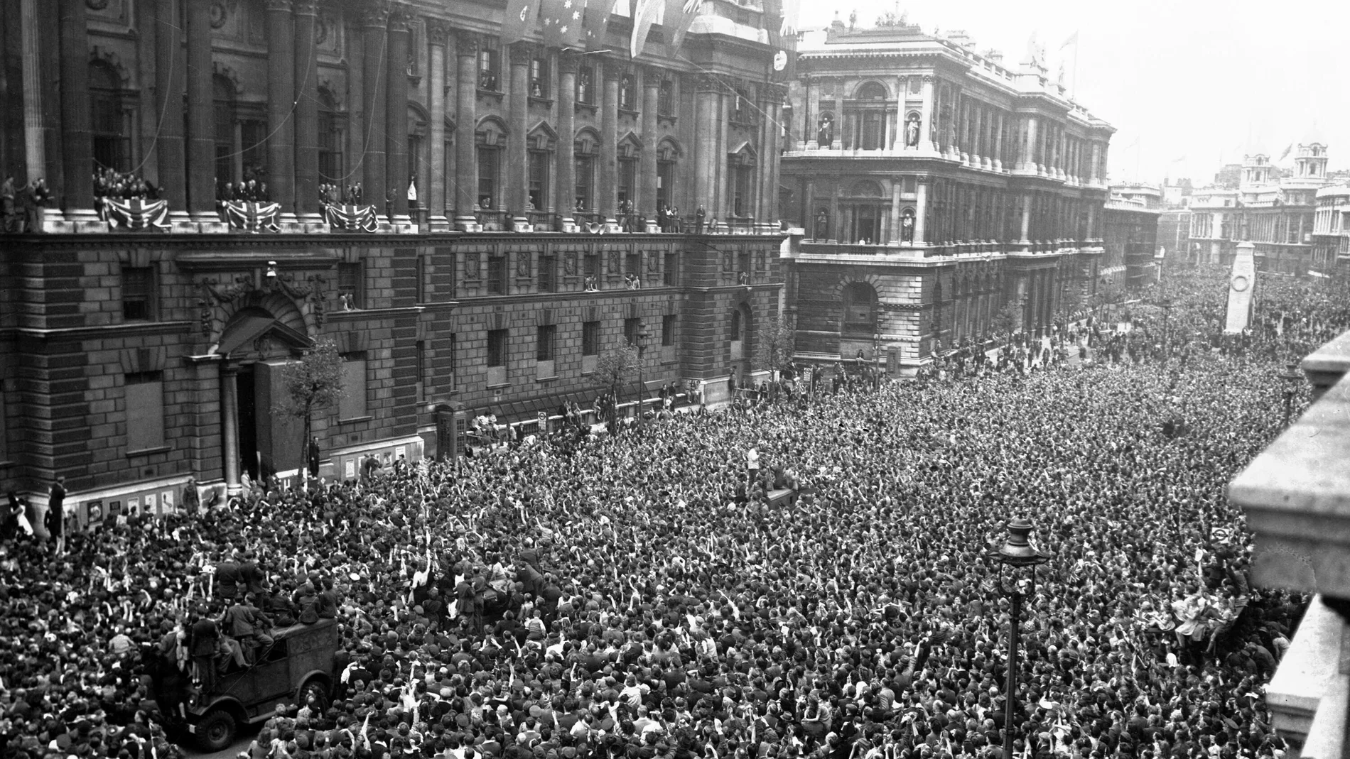 Una multitud saluda a Winston Churchill y celebra el final de la Segunda Guerra Mundial en White Hall, Londres, en 1945