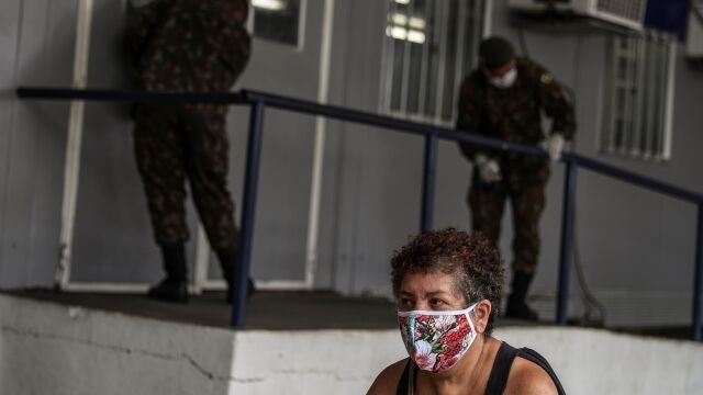 Miembros del ejército brasileño trabajan en la desinfección de la Unidad de Pronto Atendimento médico (UPA) este miércoles, en Río de Janeiro (Brasil).