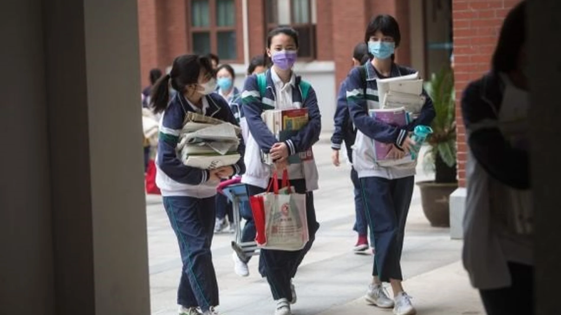 Coronavirus.- Más de 57.000 estudiantes de Wuhan retoman las clases en los institutos tras el fin del confinamiento