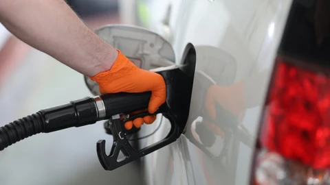 Un hombre echa gasolina a su coche en Madrid (España) a 6 de mayo de 2020. Marta Fernández Jara / Europa Press