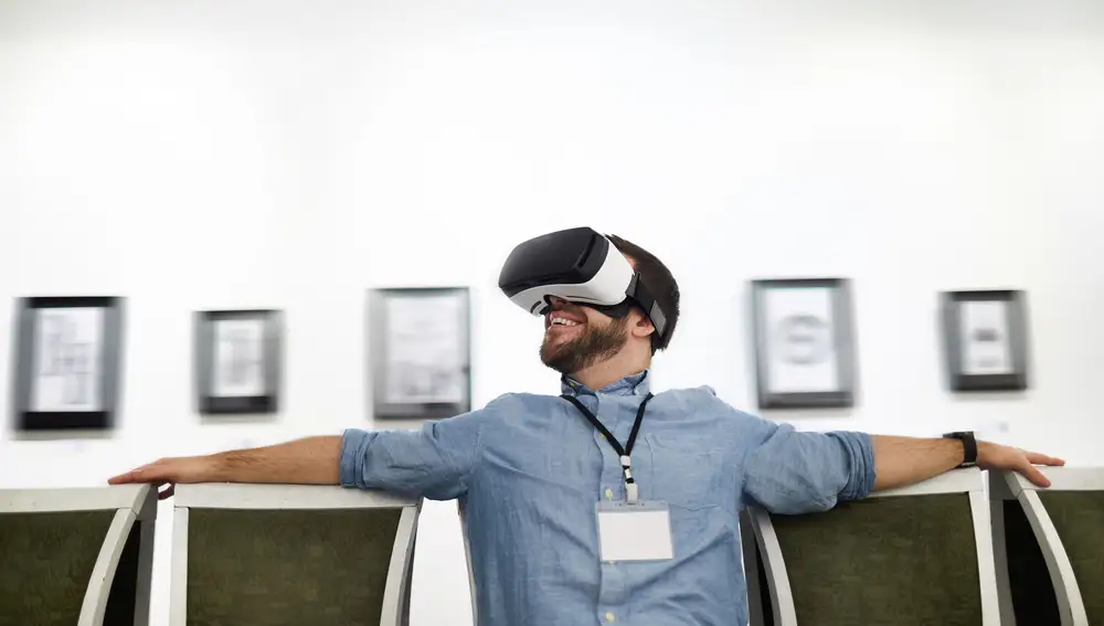 Un hombre realiza un tour virtual con unas gafas de realidad aumentada