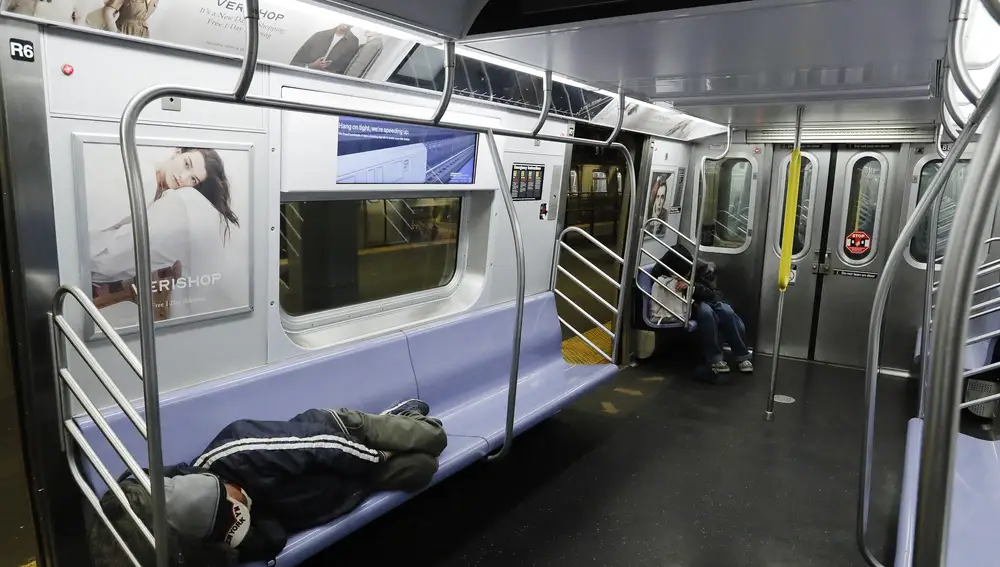 Gente sin hogar suele recurrir a dormir en los vagones del metro, en la imagen en el tren en la estación de Coney Island Stillwell