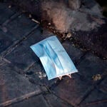 Mascarillas y guantes tirados en el suelo, las calles se ven asediadas con estos nuevos residuos, en Madrid a 6 de Mayo de 2020.