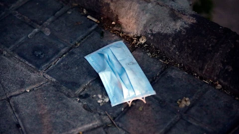 Mascarillas y guantes tirados en el suelo, las calles se ven asediadas con estos nuevos residuos, en Madrid a 6 de Mayo de 2020.