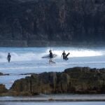 Varios surferos cogen olas en "Piedra Playa" en localidad de el Cotillo, al norte de la isla de Fuerteventura