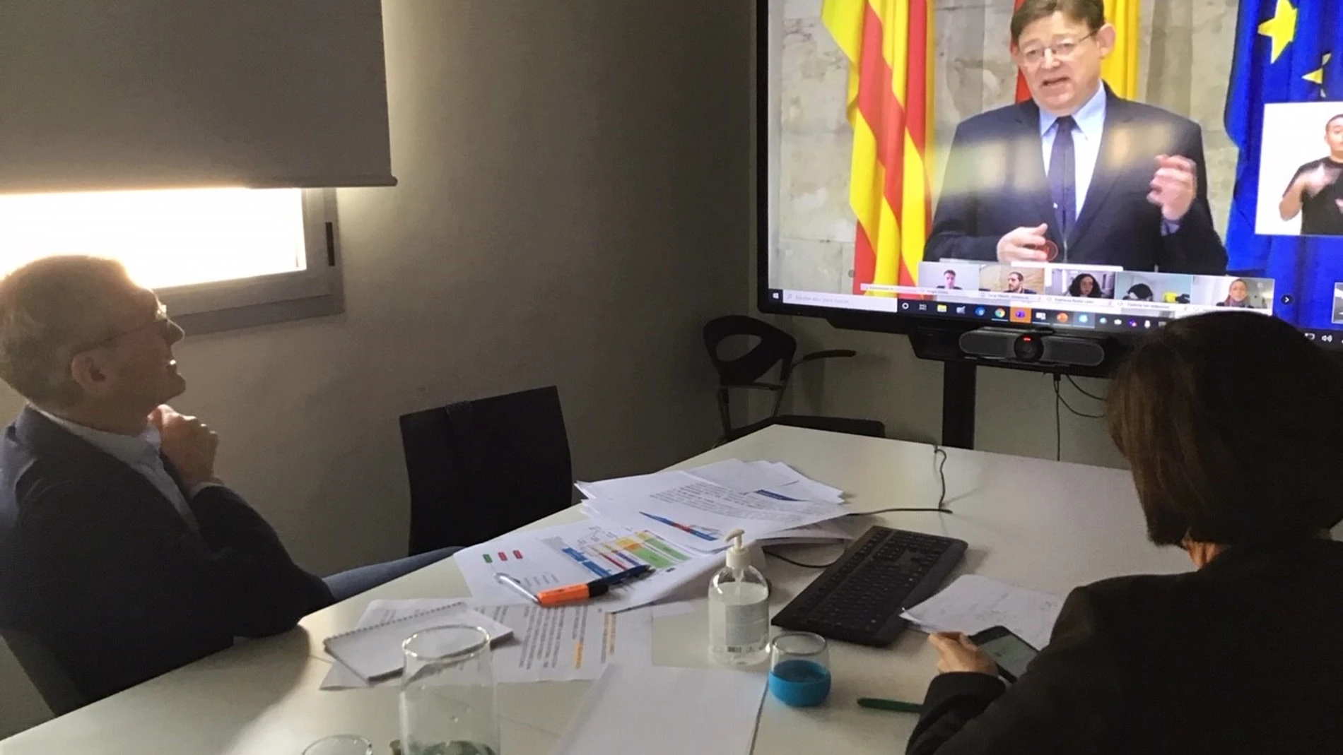 El presidente de Global Omnium, Eugenio Calabuig, y la investigadora del CSIC, Gloria Sánchez, hoy tras firmar el convenio con la Generalitat valenciana