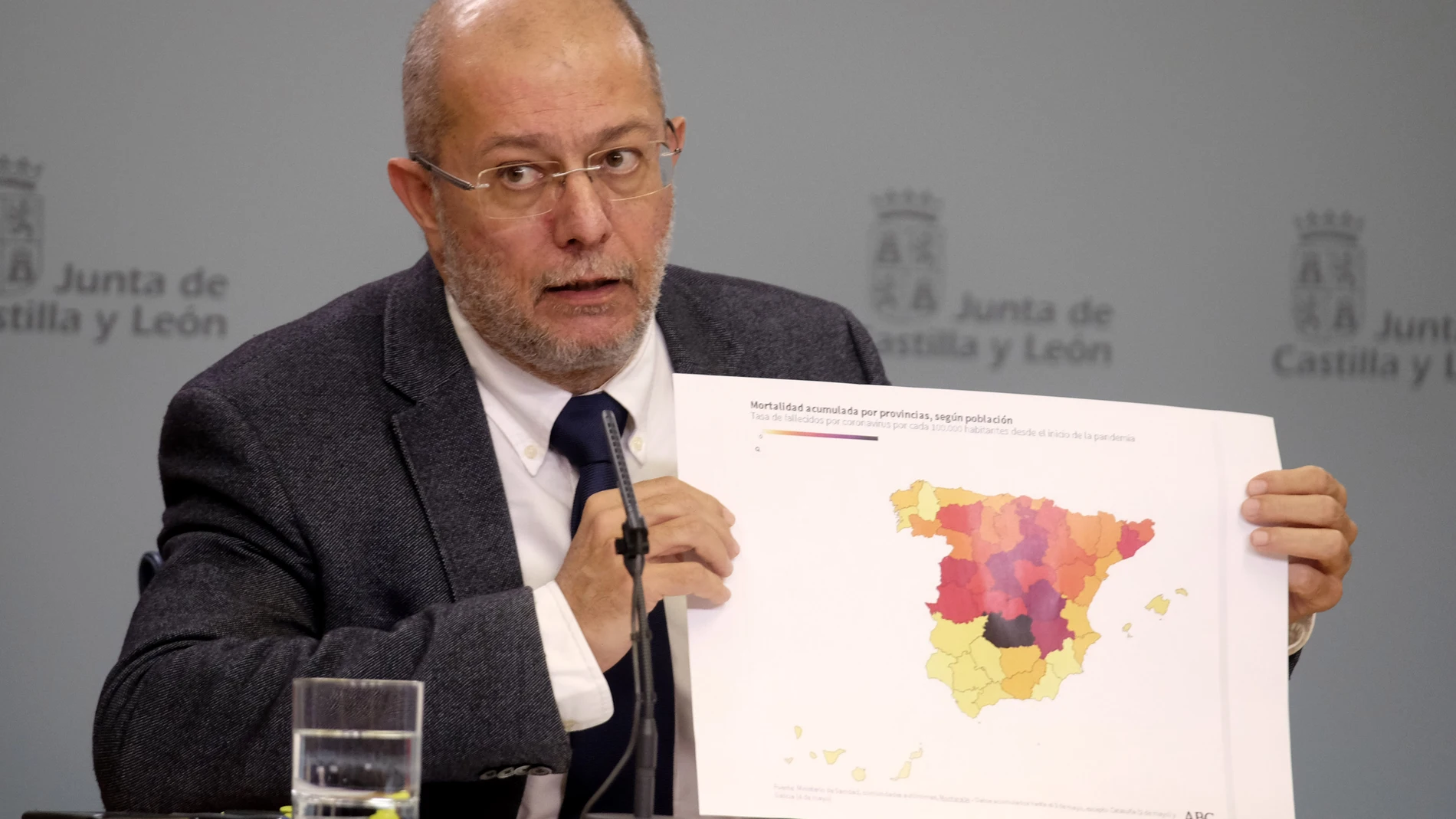 El vicepresidente de la Junta, Francisco Igea, muestra un mapa de España sobre la incidencia del coronavirus