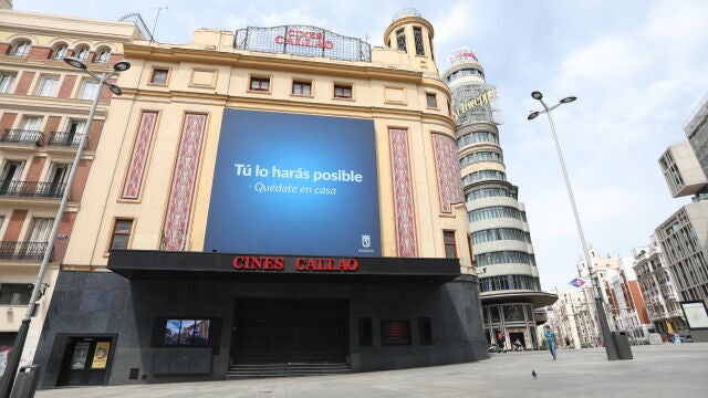 Un panel de plasma en los cines de Callao de la Plaza de Callao de Madrid muestra mensajes relacionados con la crisis del Covid-19