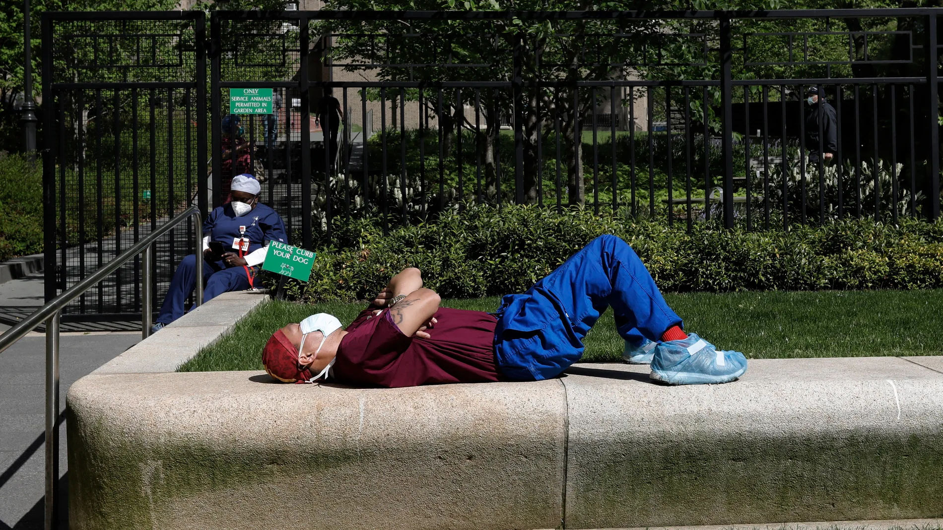 Un trabajador sanitario se toma un descanso en Nueva York
