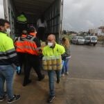 El alcalde portuense (d) ha colaborado activamente en tareas sociales como la descarga de camiones con alimentos