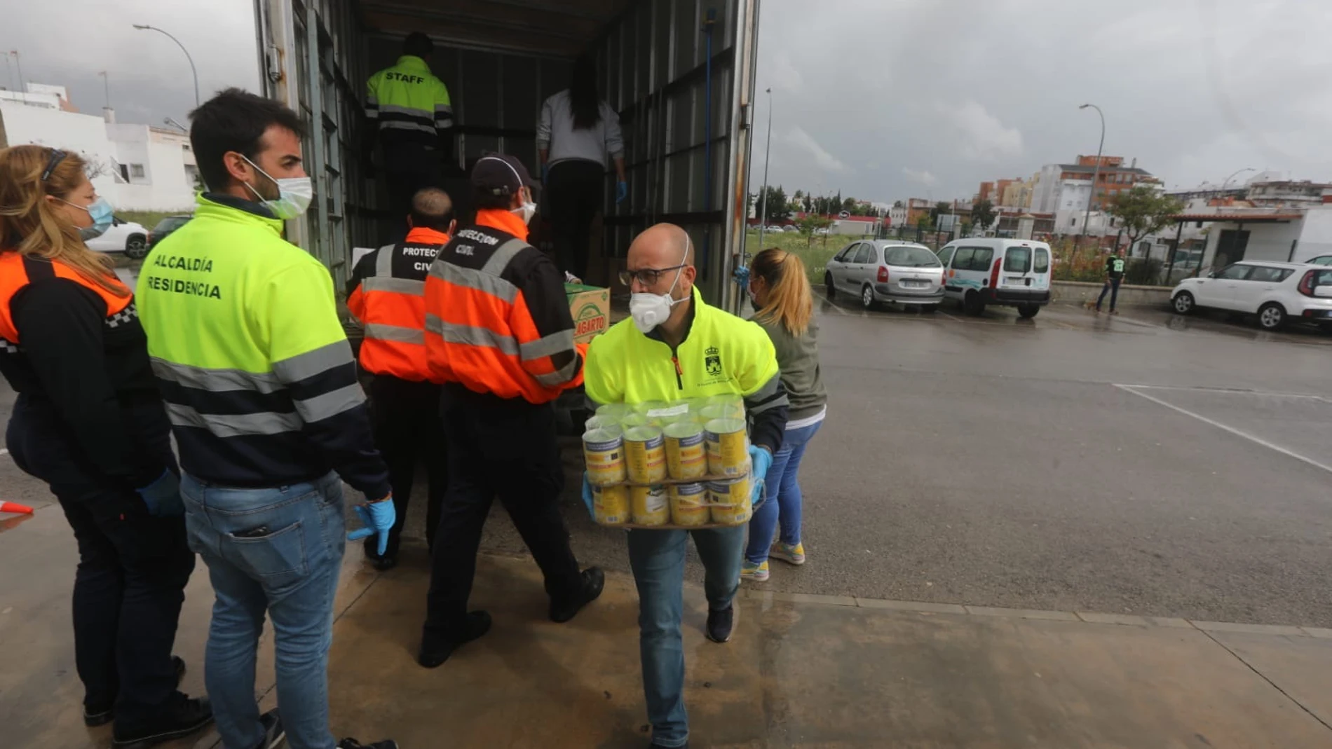 El alcalde portuense (d) ha colaborado activamente en tareas sociales como la descarga de camiones con alimentos