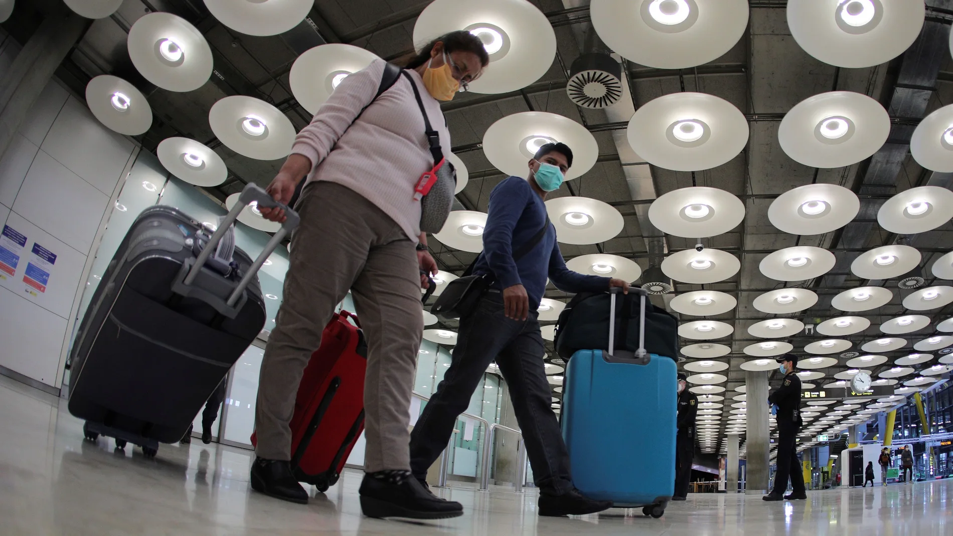 MADRID, 07/05/2020.- Los pasajeros españoles varados en Bolivia por la emergencia de la Covid-19 desembarcan este jueves en el aeropuerto de Barajas, en Madrid. EFE/ Rodrigo Jiménez