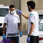 El bético Cristian Tello, en su llegada al reconocimiento médico del Real Betis