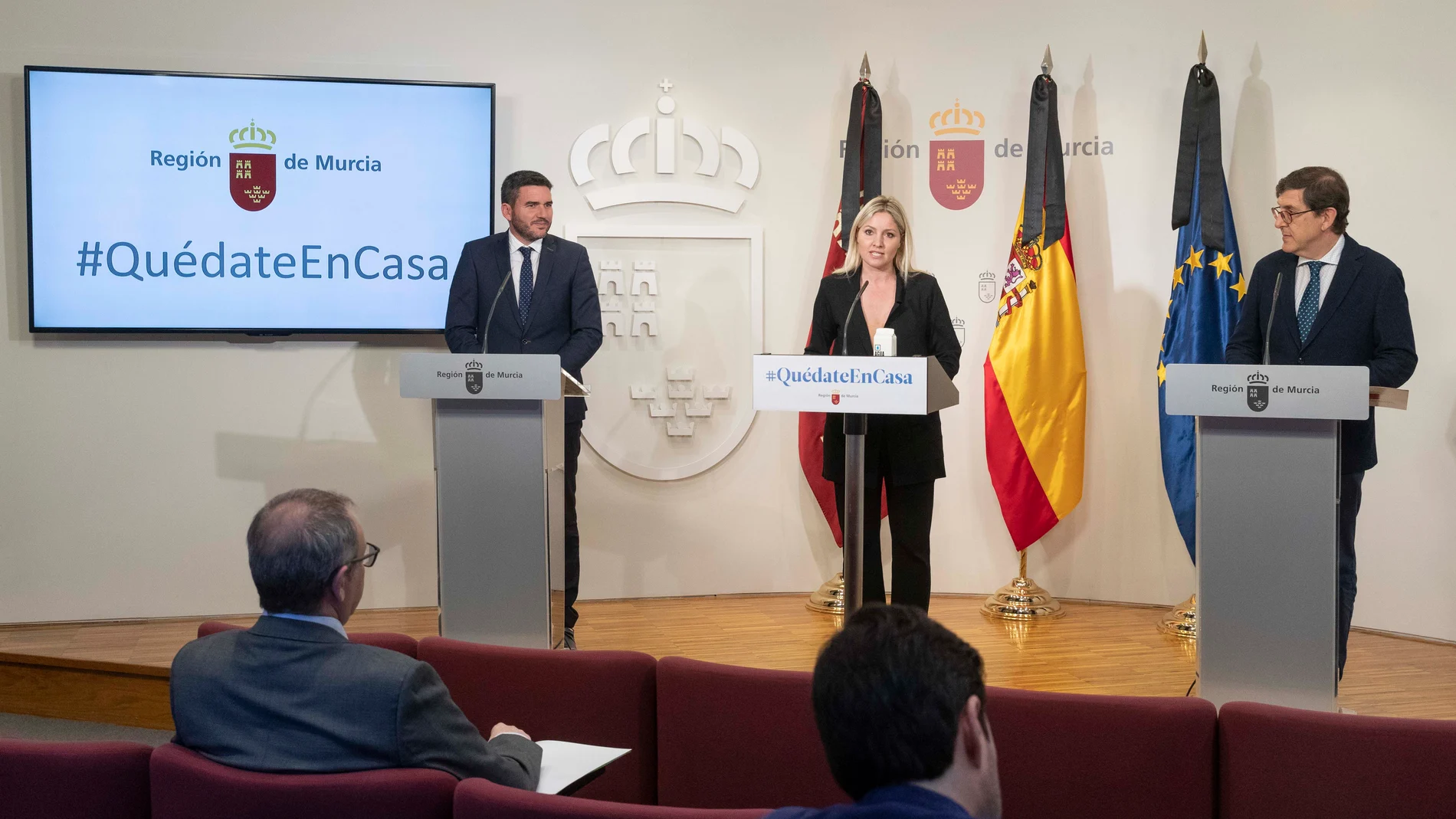 La portavoz del Ejecutivo regional, Ana Martínez Vidal, acompañada por el consejero de Salud, Manuel Villegas, y el consejero de Agua, Agricultura, Ganadería, Pesca y Medio Ambiente, Antonio Luengo, ha informado en rueda de prensa de los asuntos tratados en la reunión del Consejo de Gobierno.