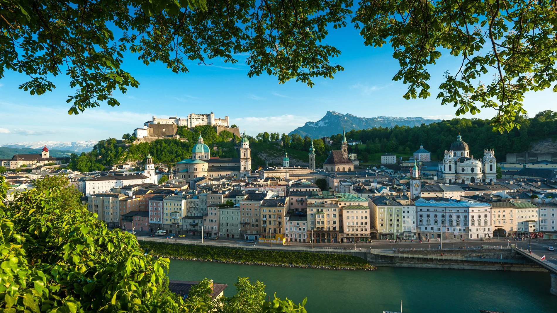 Vistas de Salzburgo desde Kapuzinerberg al casco antiguo de Salzburgo y la fortaleza de Hohensalzburg.Untersberg al fondo