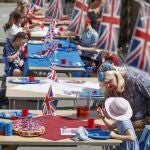 Alumnos y profesores de un colegio de primaria en la ciudad británica de Derby practican el distanciamiento social durante una fiesta por el 75º aniversario del final de la II Guerra Mundial