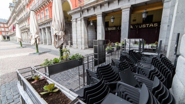 Terraza cerrada en el local Casa Yustas en la Plaza Mayor de la capital durante el confinamiento
