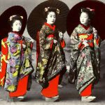 Geishas tradicionales posan para una fotografía.