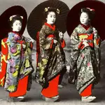 Geishas tradicionales posan para una fotografía.