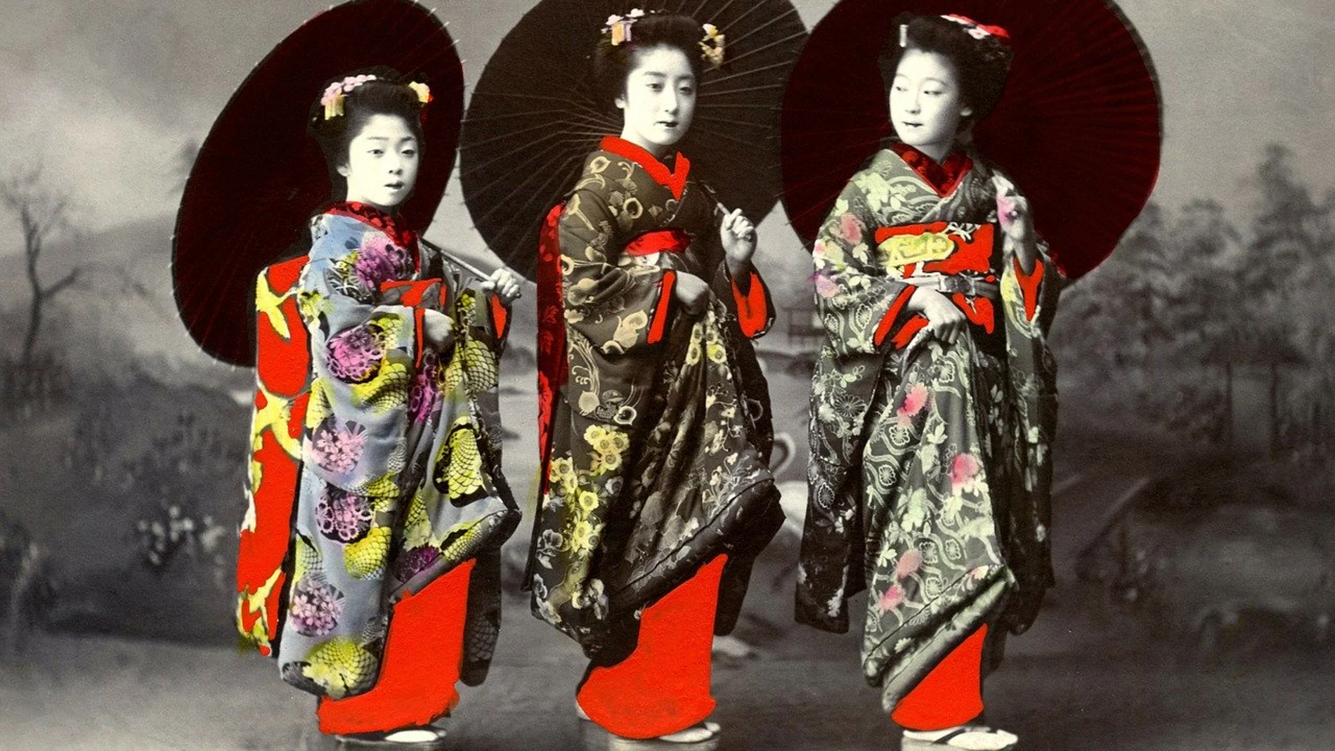Geishas tradicionales posan para una fotografía.