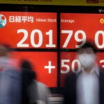 Paseantes delante de los resultados del Nikkei