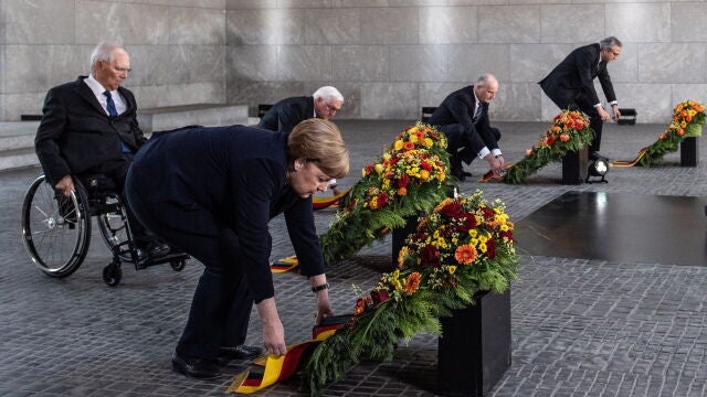 La canciller Angela Merkel, flanqueda por el presidente del Bundestag, Wolfgang Schäuble; el jefe de Estado, Frank Walter Steinmeier, y el presidente de la comunidad judía en Alemania, esta mañana en el Memorial Neue Wache de Berlín