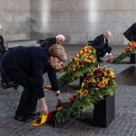 La canciller Angela Merkel, flanqueda por el presidente del Bundestag, Wolfgang Schäuble; el jefe de Estado, Frank Walter Steinmeier, y el presidente de la comunidad judía en Alemania, esta mañana en el Memorial Neue Wache de Berlín