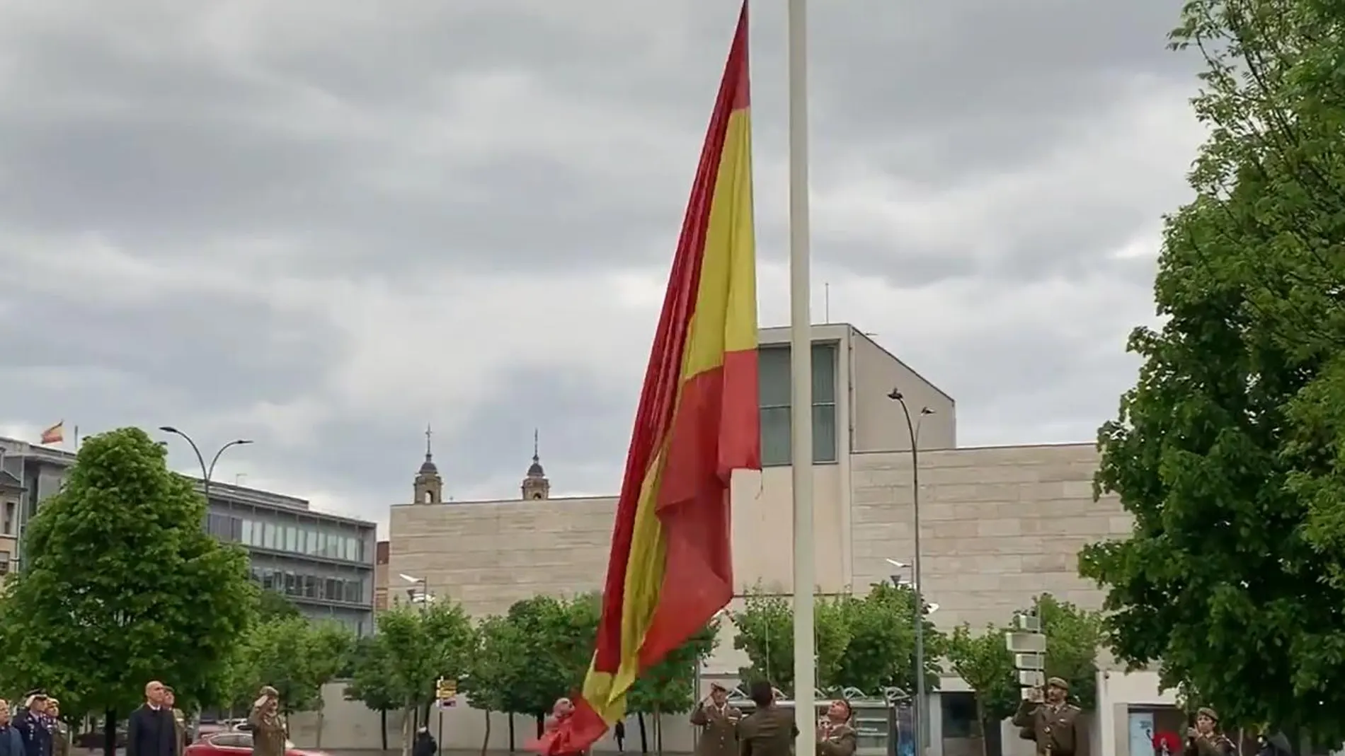 Renovación e izado de la Bandera de España con motivo de la semana de las Fuerzas Armadas en León