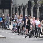 Ciclistas junto al Parlamento británico