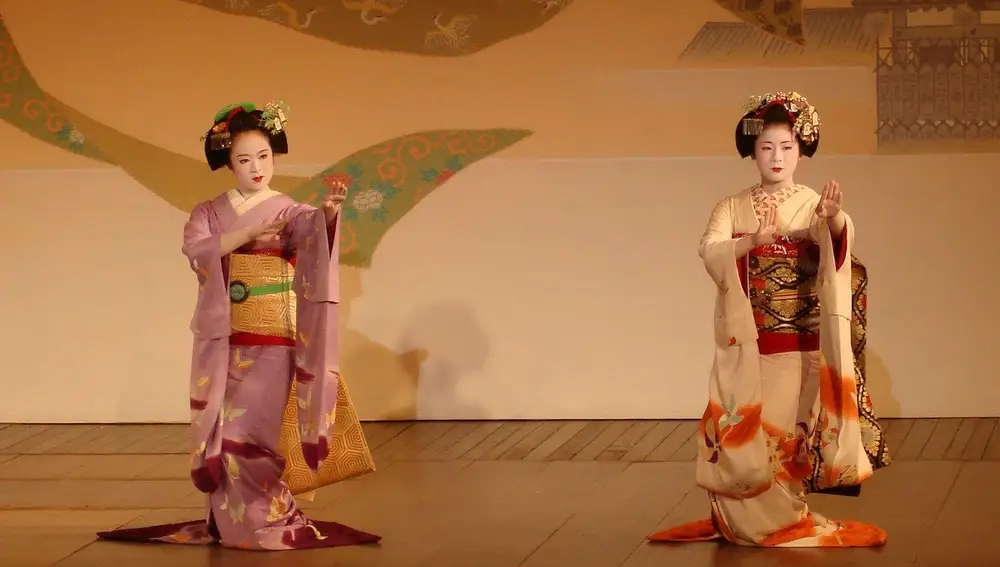 Geishas modernas durante un espectáculo de danza.