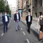 Óscar Puente junto con miembros de su Equipo de Gobierno en la calle Claudio Moyano, que será peatonalizada