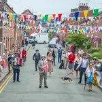 Los vecinos de Cambrian Road en Chester se visten con ropa de 1945 y celebran una fiesta del te con distancia social para conmemorar el 75º aniversario del &quot;Día de la Victoria en Europa&quot;