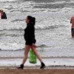 El Ayuntamiento de València ha habilitado en la playa de la Malva-rosa carriles de natatición deportiva ( con gorro identificativo y boya) que en ningún caso se permitirá la natación de recreo. El horario para la práctica de deportes acuáticos, como el surf, está limitado de 6 a 10 de la mañana. Fuera de este horario en las playas de la ciudad ondeará la bandera roja que prohibe el baño. En la imagen, varios nadadores a primera hora en Valencia
