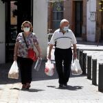 El coronavirus y sus consecuencias sigue marcando la vida de los andalucesGente con mascarillas por las calles