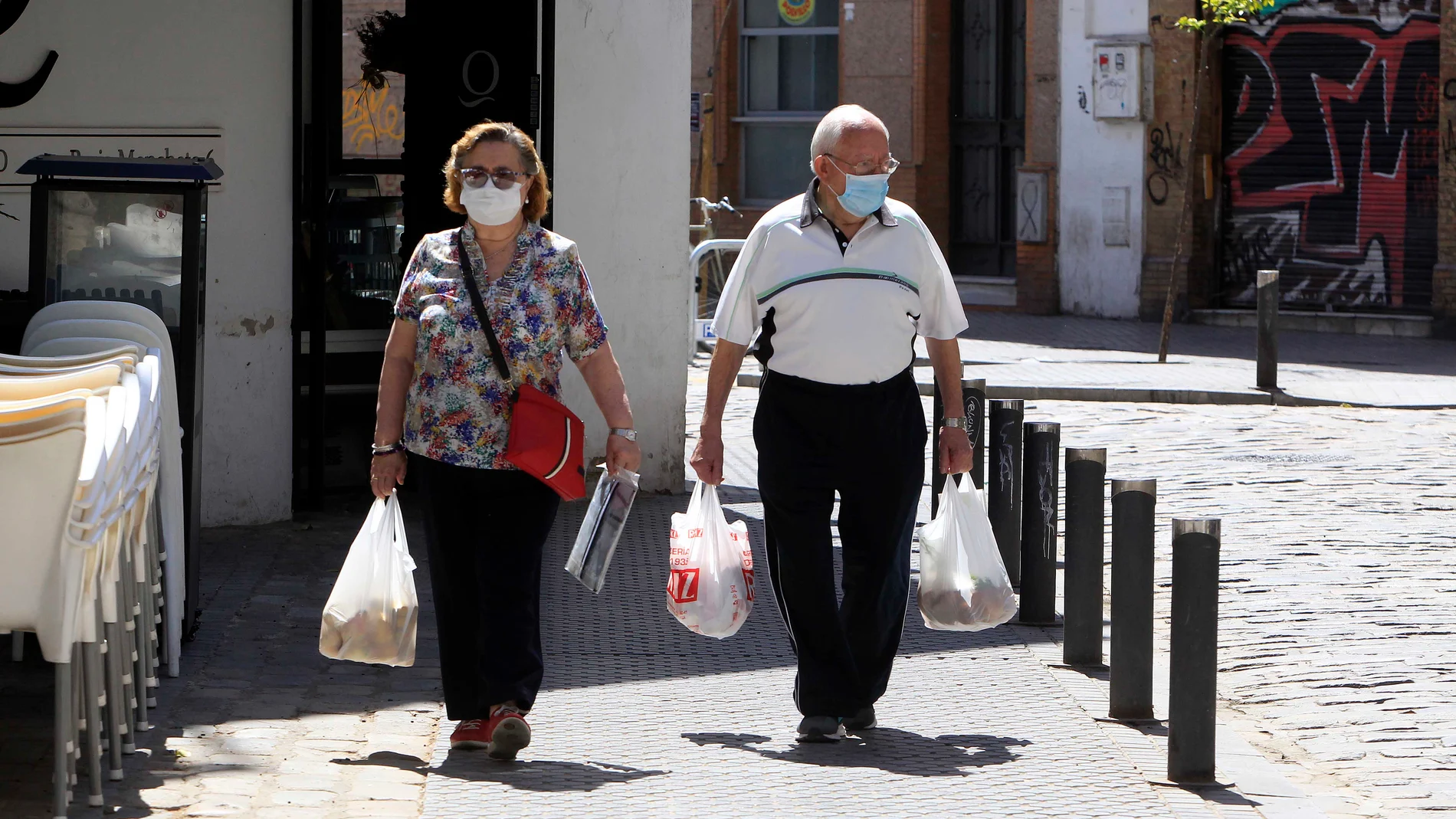 El coronavirus y sus consecuencias sigue marcando la vida de los andalucesGente con mascarillas por las calles