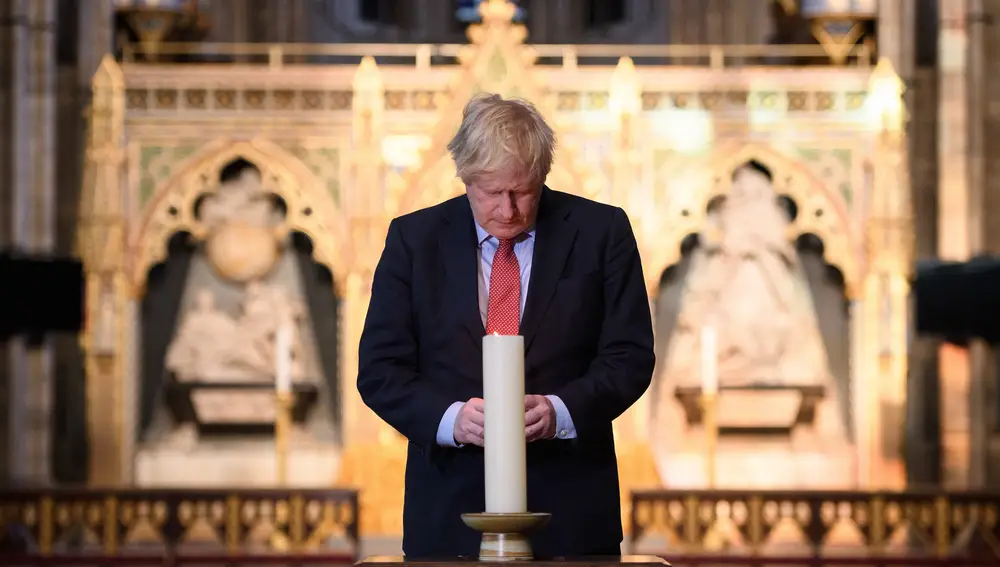 El primer ministro Boris Johnson enciende una vela en la Tumba al Soldado Desconocido en la Abadía de Westminster