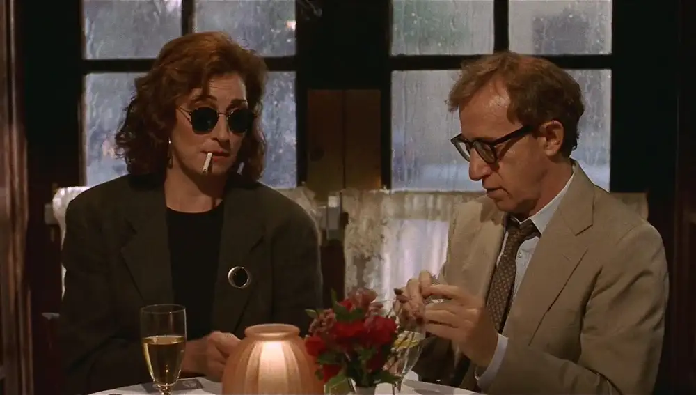 Angelica Huston y Woody Allen en un fotograma de &quot;Misterioso asesinato en Manhattan&quot;
