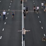 Varias personas pasean por el Paseo de la Castellana, en Madrid, que será peatonal los fines de semana