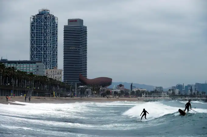Colau restringe el deporte al aire libre en las playas de Barcelona