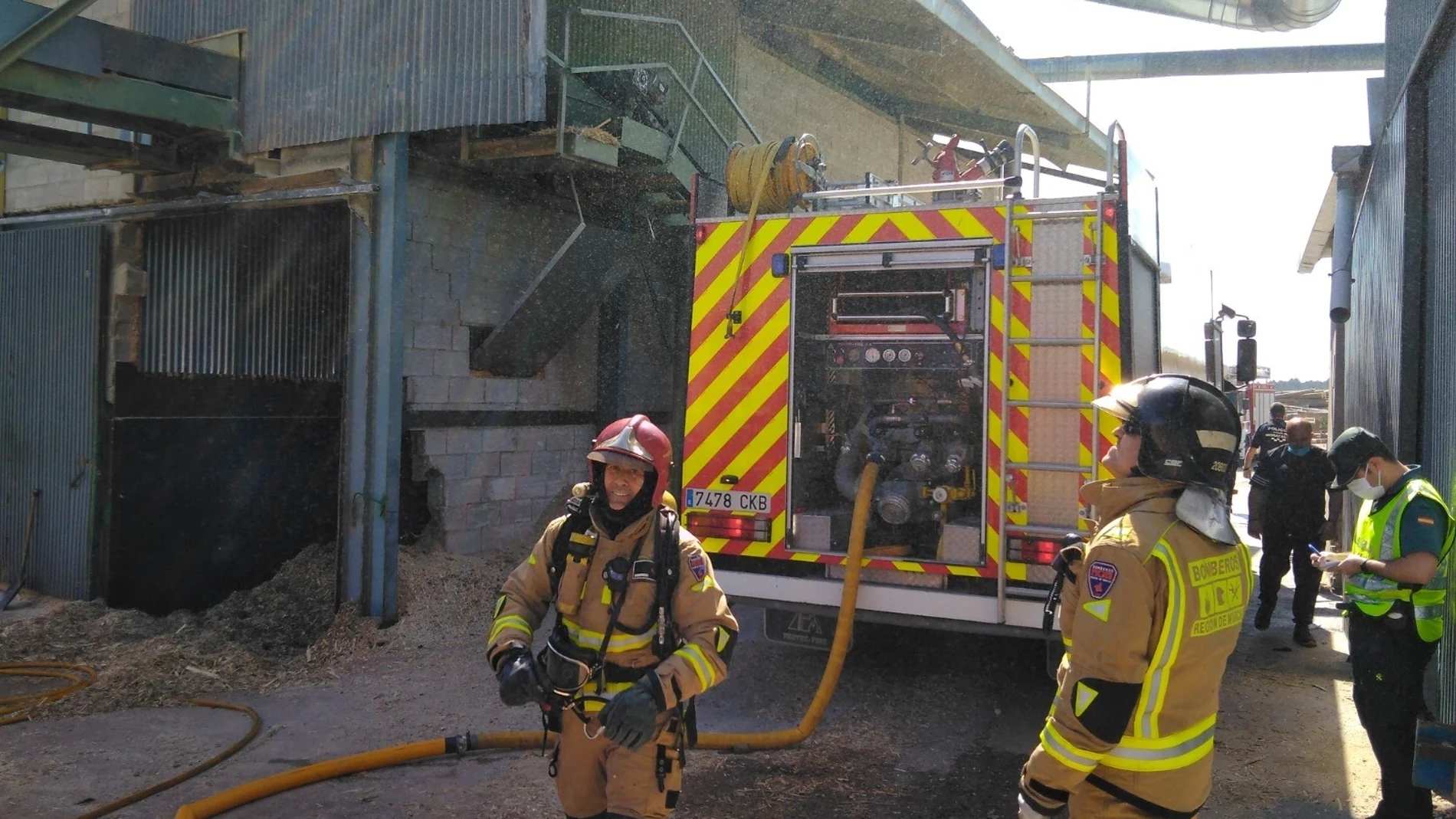 Bomberos del CEIS trabajando en la extinción del silo de serrín