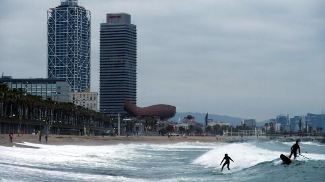 -FOTODELDIA- GRAF3106. BARCELONA, 09/05/2020.- Vista general en la playa de la Barceloneta, este sábado en Barcelona, segundo día en el que está permitido el acceso a las playas para practicar deportes individuales.- EFE/Toni Albir: