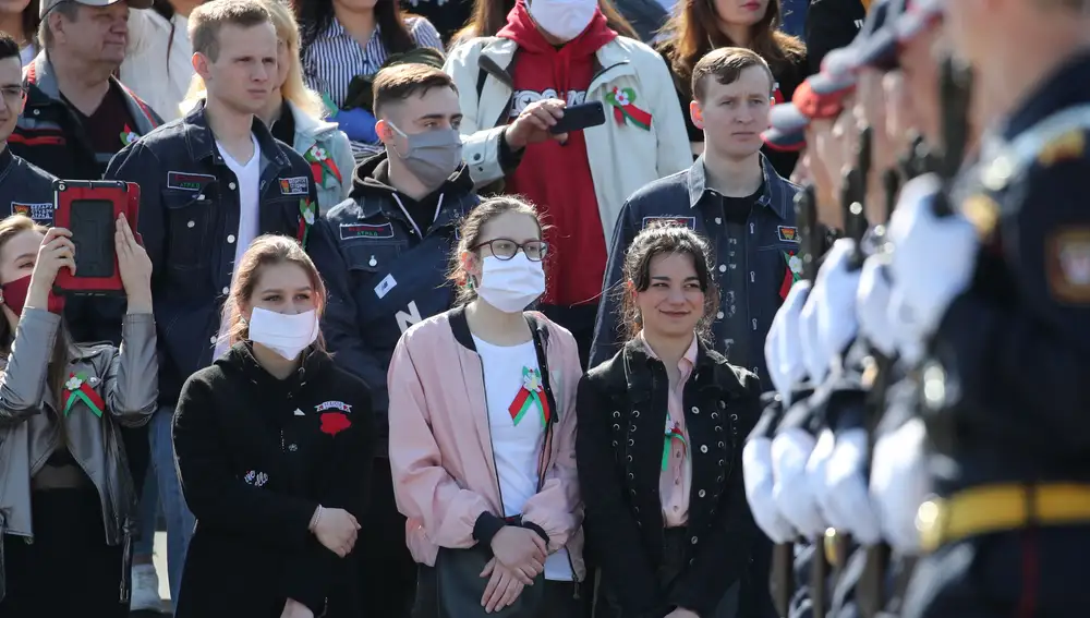 Público hoy en Minsk viendo el desfile militar
