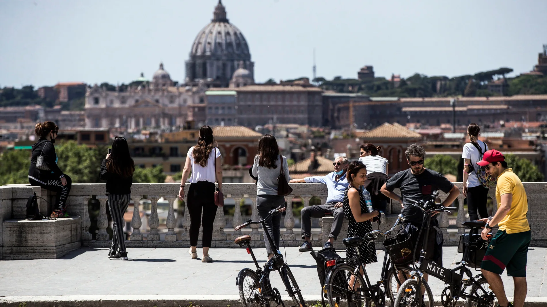 Italianos disfrutan de salidas al aire libre en Roma