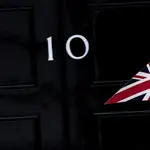 La decoración para conmemorar el 75 aniversario del Día de la Victoria se ha eliminado del exterior del número 10 de Downing Street,en el centro de Londres,