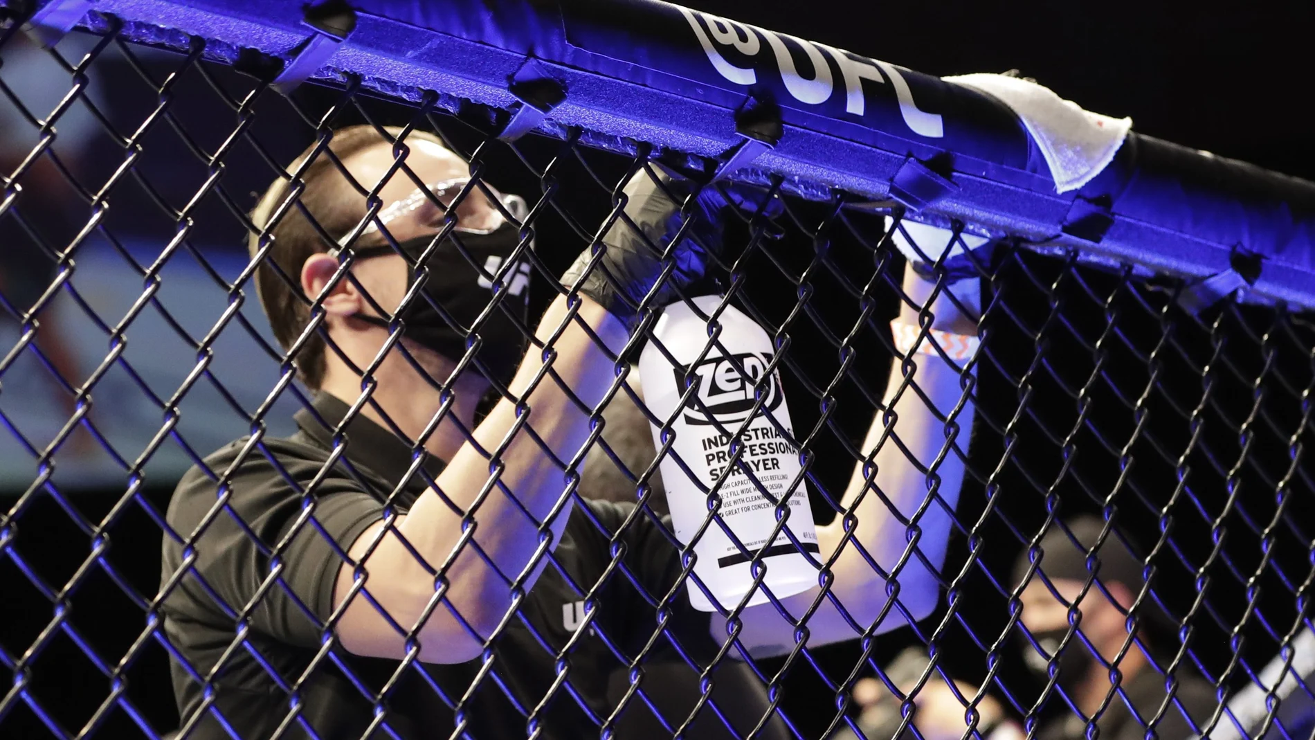 Limpiando el ring de la pela UFC