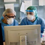 Dos médicos consultan información en la plataforma del sistema de salud español en marzo de 2020