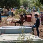 Trabajadores del cementerio "Milagro de Dios" de Managua entierran a un hombre que habría muerto por coronavirus