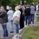 Empleados de una empresa cárnica en la localidad alemana de Hamm hacen cola para someterse al test del coronavirus